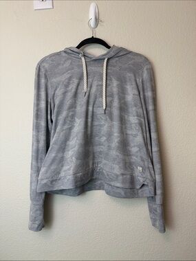 Vuori Halo Essential Light Gray Camo Cropped Hoodie Sweatshirt Size Medium